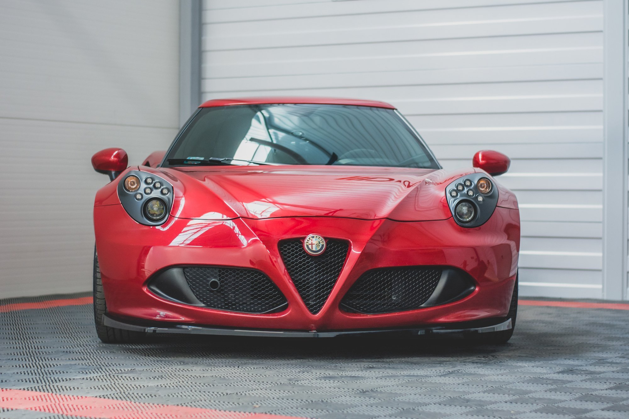 Alfa Romeo 4c вид сбоку